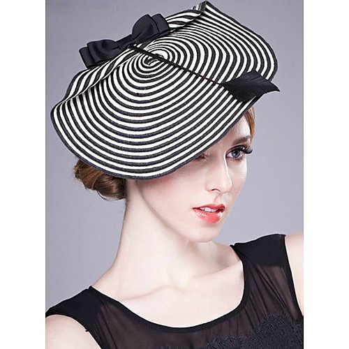 Female straw bucket hat stripes